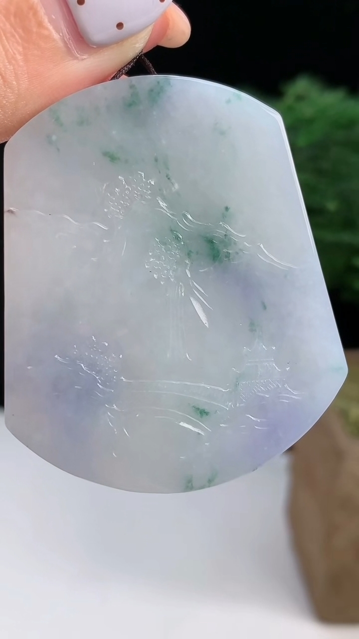 天然A货翡翠紫罗兰 飘花山水牌吊坠，尺寸51-43-5.5 重量:32.02g
8月14日