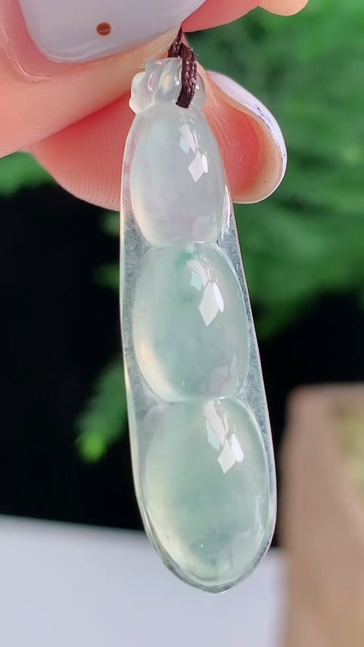 天然A货翡翠福豆吊坠，尺寸35-9.5-5.6 重量:2.73g
8月14日