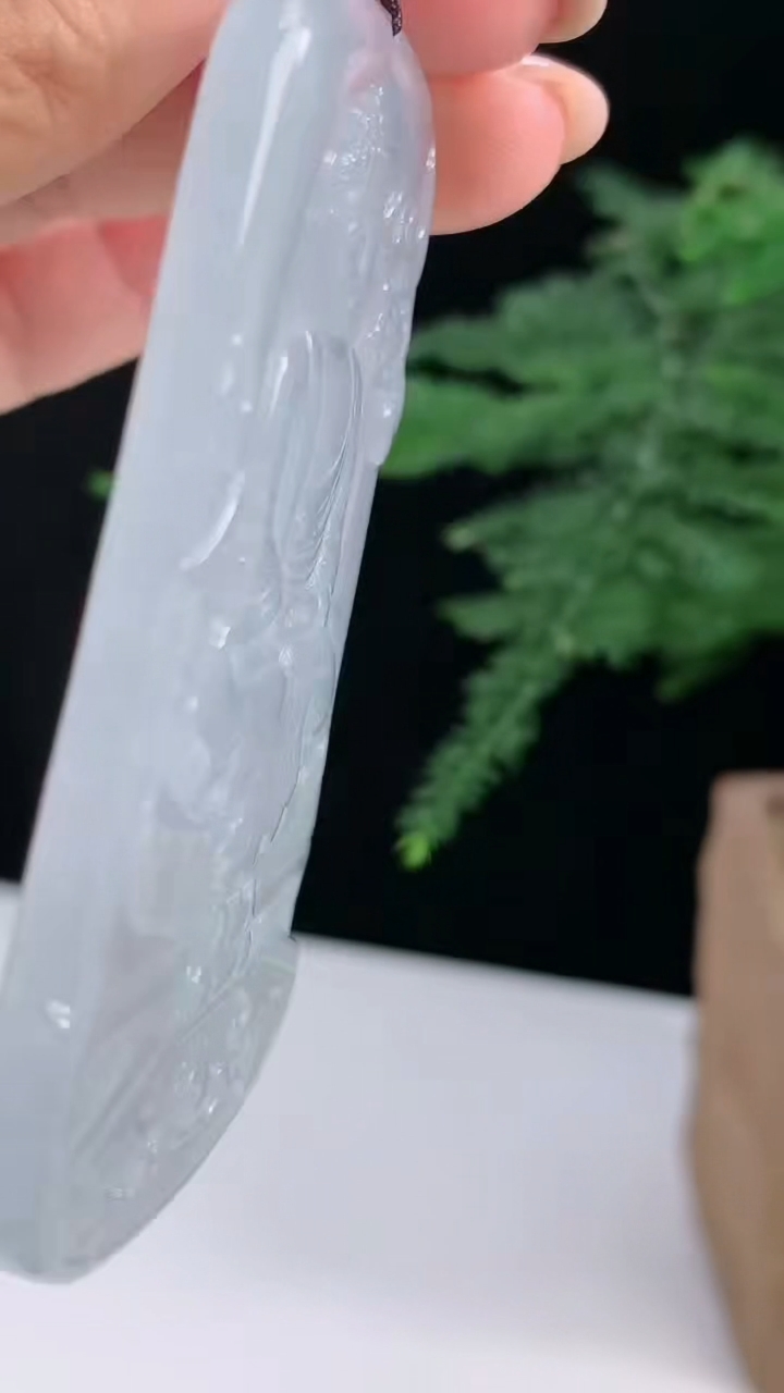 天然A货翡翠飘花大日如来佛吊坠，尺寸72-45-5.6 重量:44.96g
8月14日