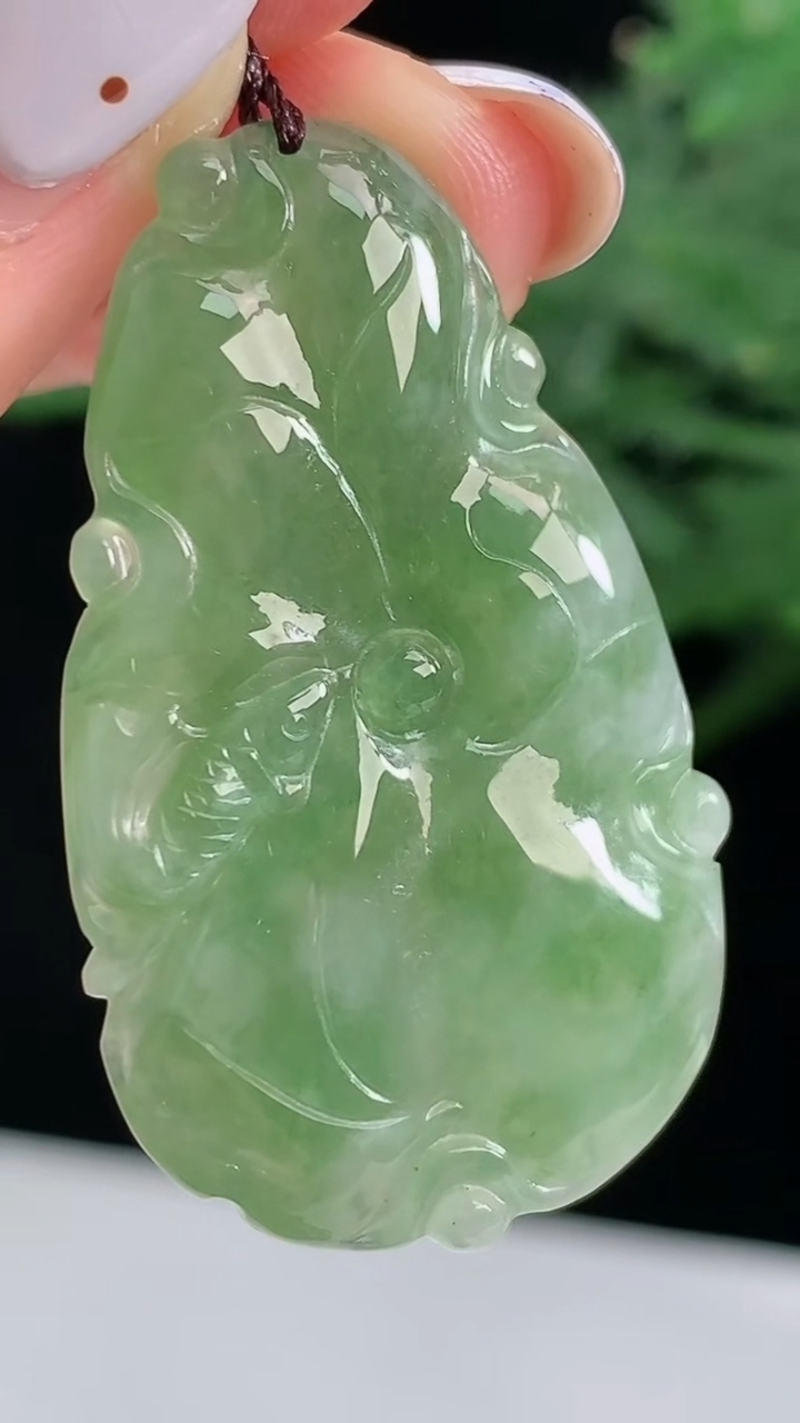 天然A货翡翠和和美美 荷叶鱼吊坠，尺寸39-23.5-4.2 重量:7.23g
8月14日