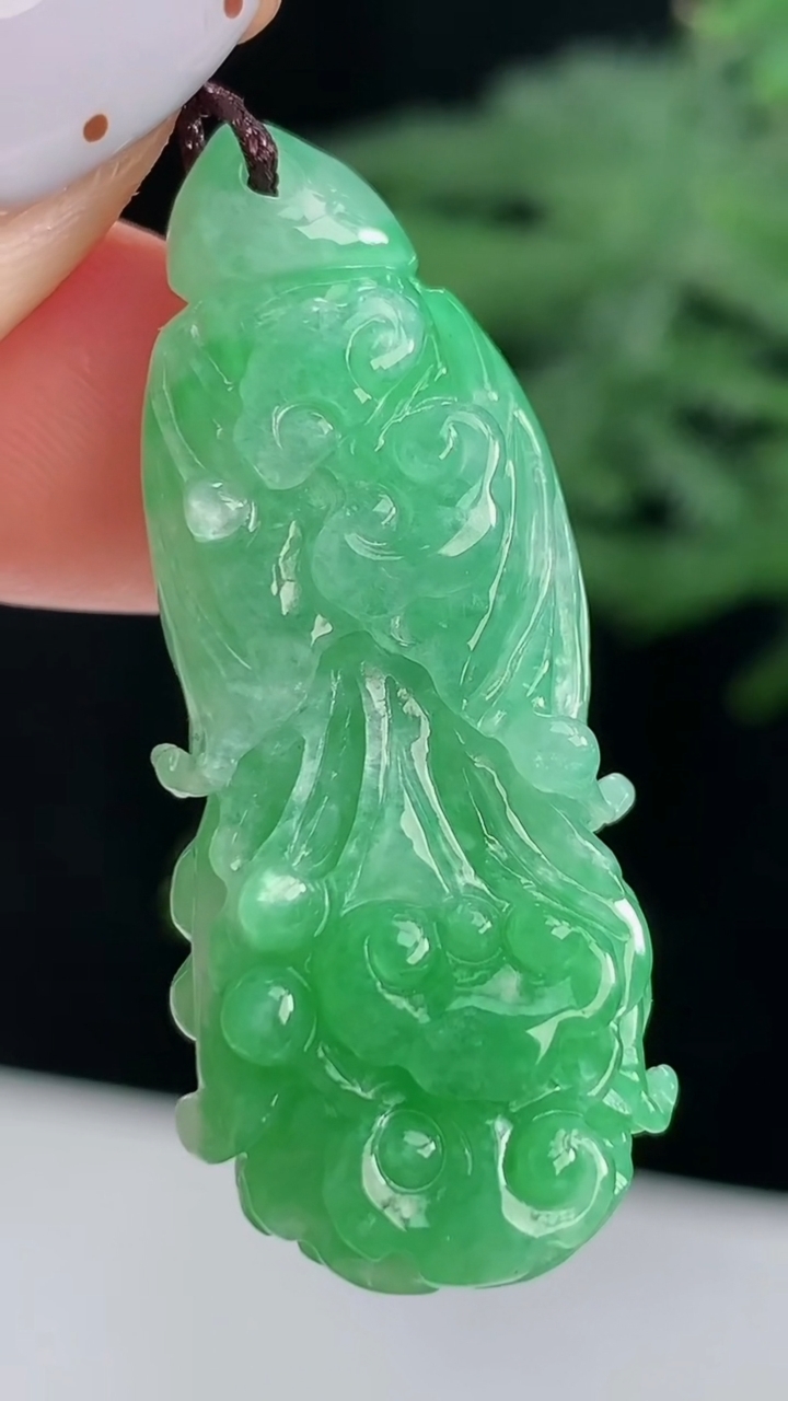 天然A货翡翠白菜吊坠，尺寸37-16-8.5 重量:7.66g
8月14日