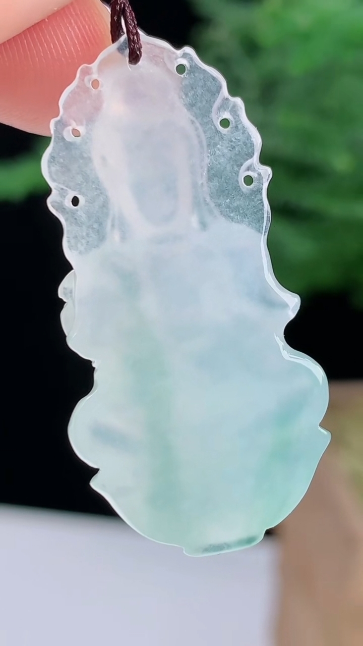 天然A货翡翠大势至菩萨吊坠，尺寸37.5-19-6.6 重量:7.34g
8月14日