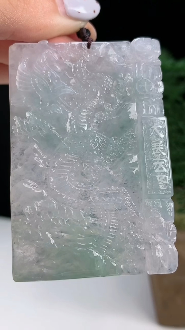 天然A货翡翠山水牌吊坠，尺寸64-42.5-5.2，重量:36.51g
8月14日