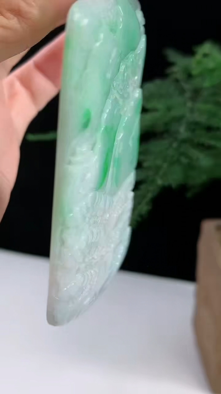 天然A货翡翠山水牌吊坠，尺寸77-42-5 重量:41.25g
8月14日