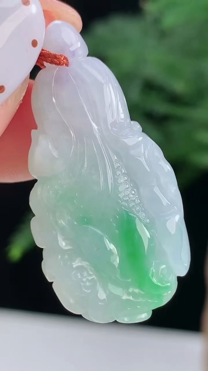 天然A货翡翠白菜吊坠，尺寸35-17-8 重量:7.55g
8月14日