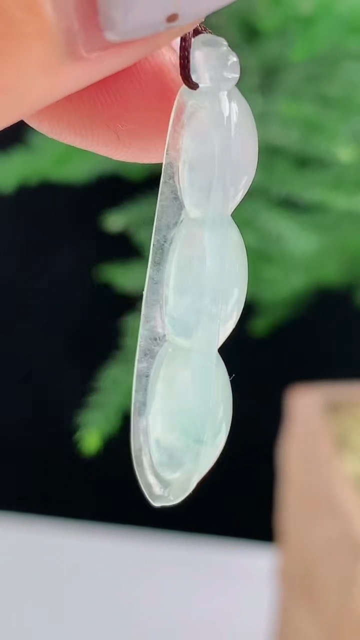 天然A货翡翠福豆吊坠，尺寸35-9.5-5.6 重量:2.73g
8月14日