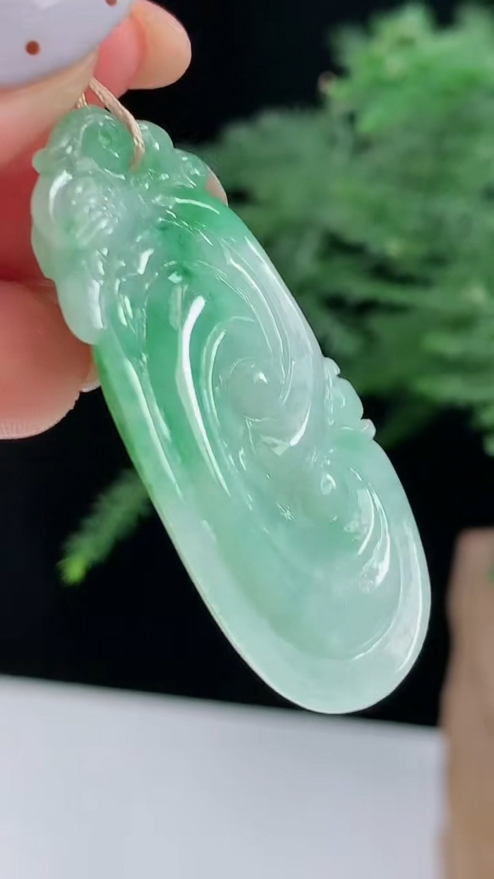天然A货翡翠如意吊坠，尺寸45-20.5-6.5 重量:10.54g
8月14日