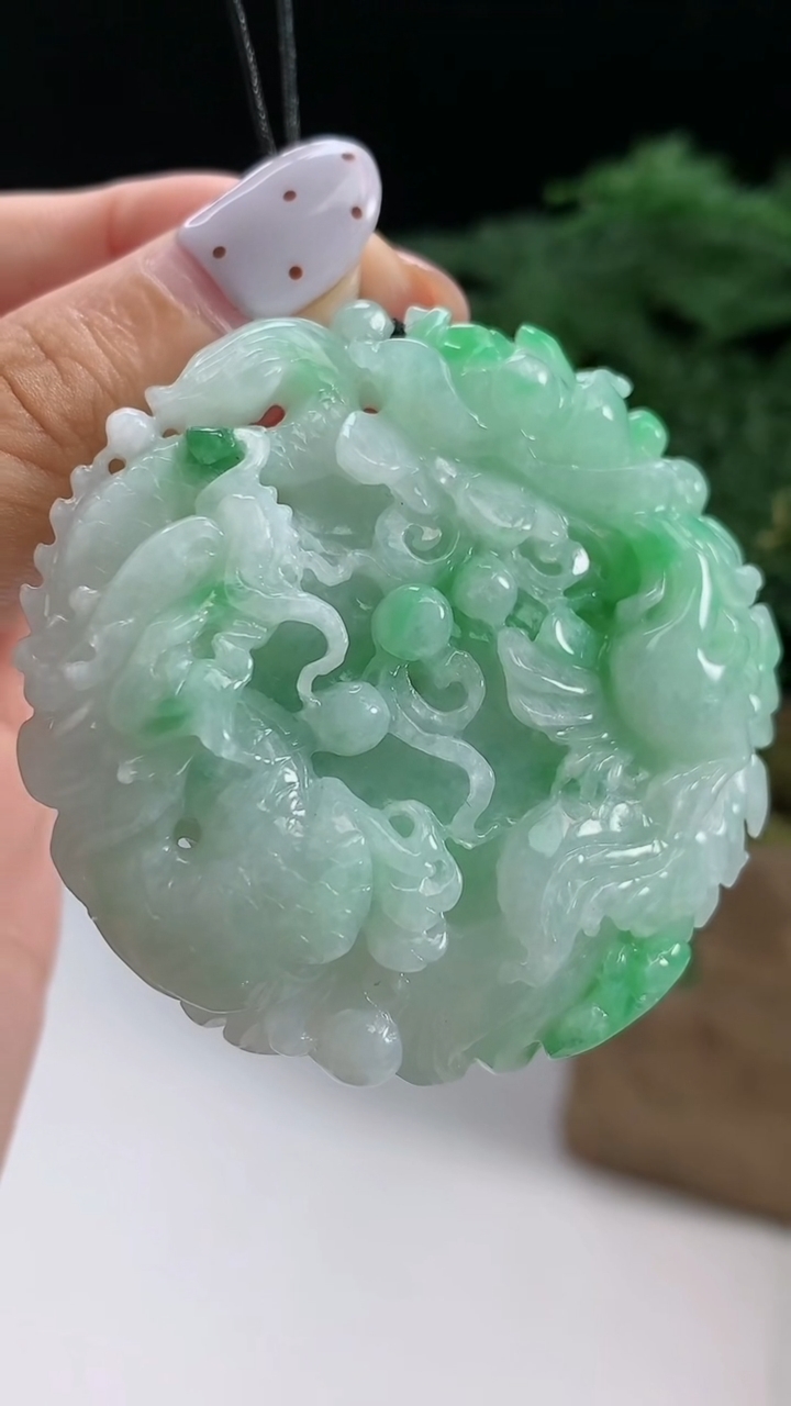 天然A货翡翠龙凤牌吊坠，尺寸52.6-14 重量:59.31g
8月14日