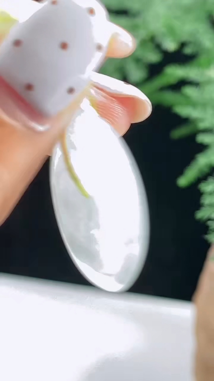 天然A货翡翠平安扣吊坠，尺寸24.5-5 重量:6.51g
8月14日