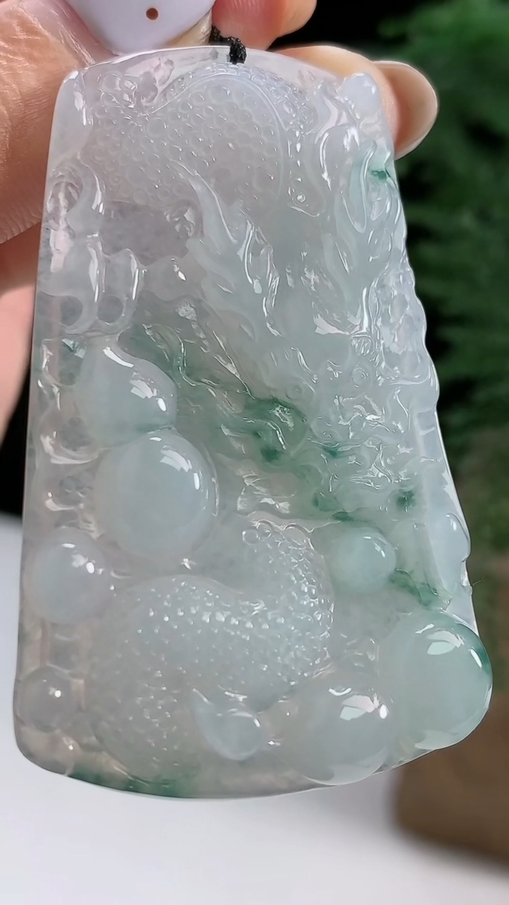 天然A货翡翠冰种飘花龙牌吊坠，尺寸55.6-34.2-5.8 重量:19.04g
8月14日