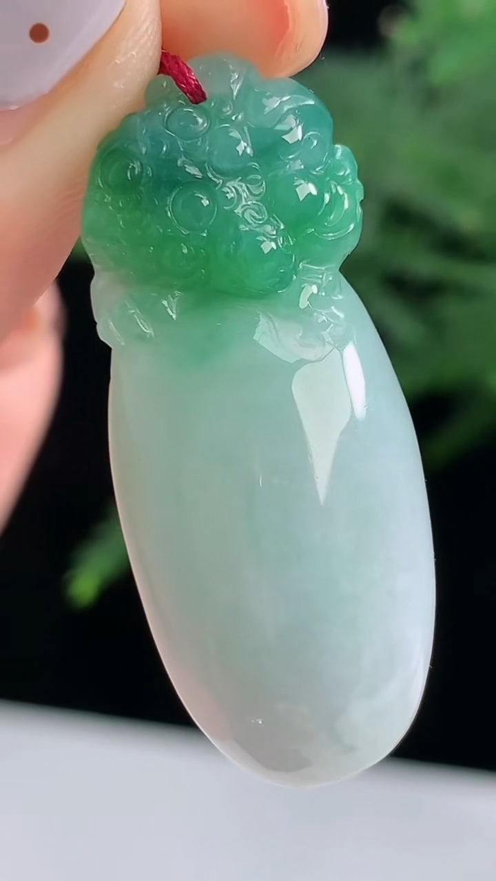 天然A货翡翠福瓜吊坠，尺寸36.6-15-7.5 重量:8.00g
8月14日