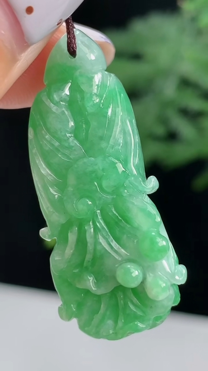 天然A货翡翠白菜吊坠，尺寸37-16-8.5 重量:7.66g
8月14日
