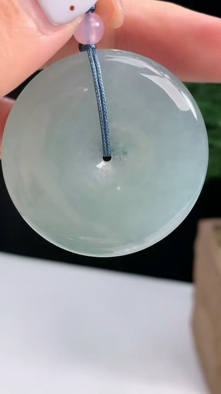 天然A货翡翠平安扣吊坠，尺寸40-5.5 重量:19.27g
8月14日