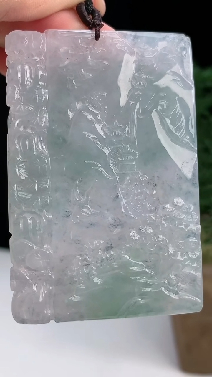 天然A货翡翠山水牌吊坠，尺寸64-42.5-5.2，重量:36.51g
8月14日