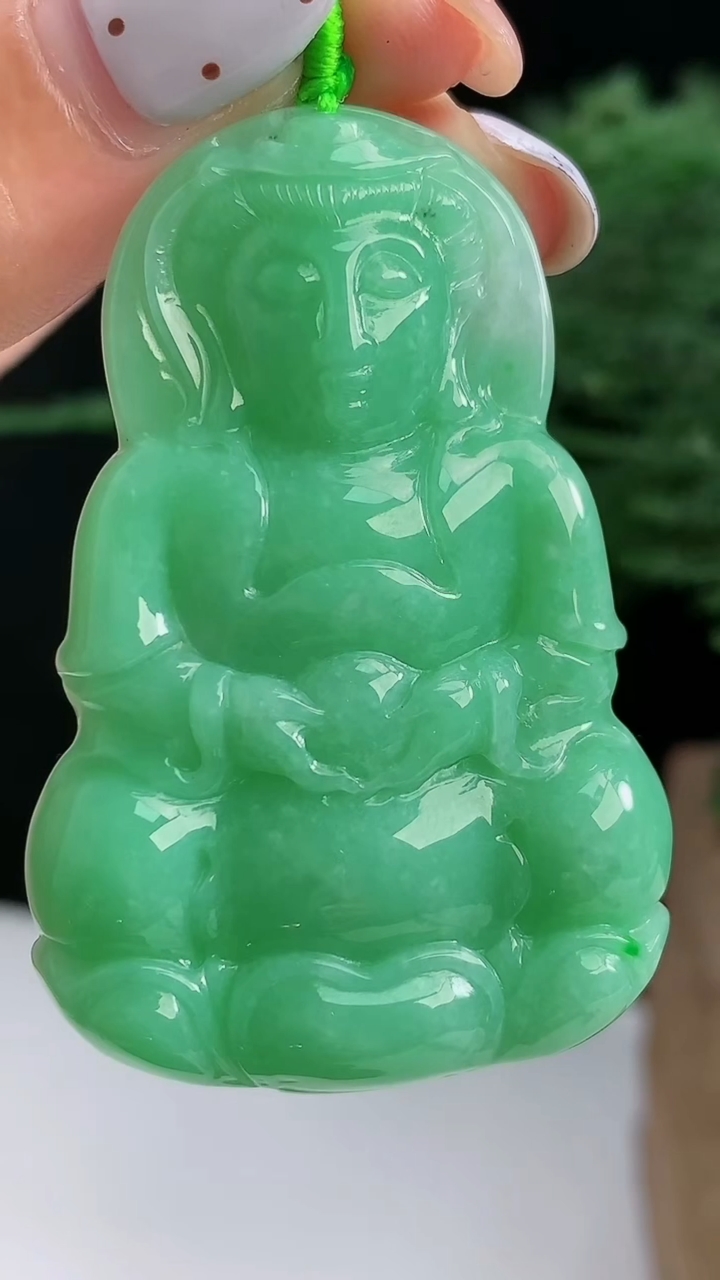 天然A货翡翠正装观音吊坠，尺寸51-35-6.8 重量:22.82g
8月14日
