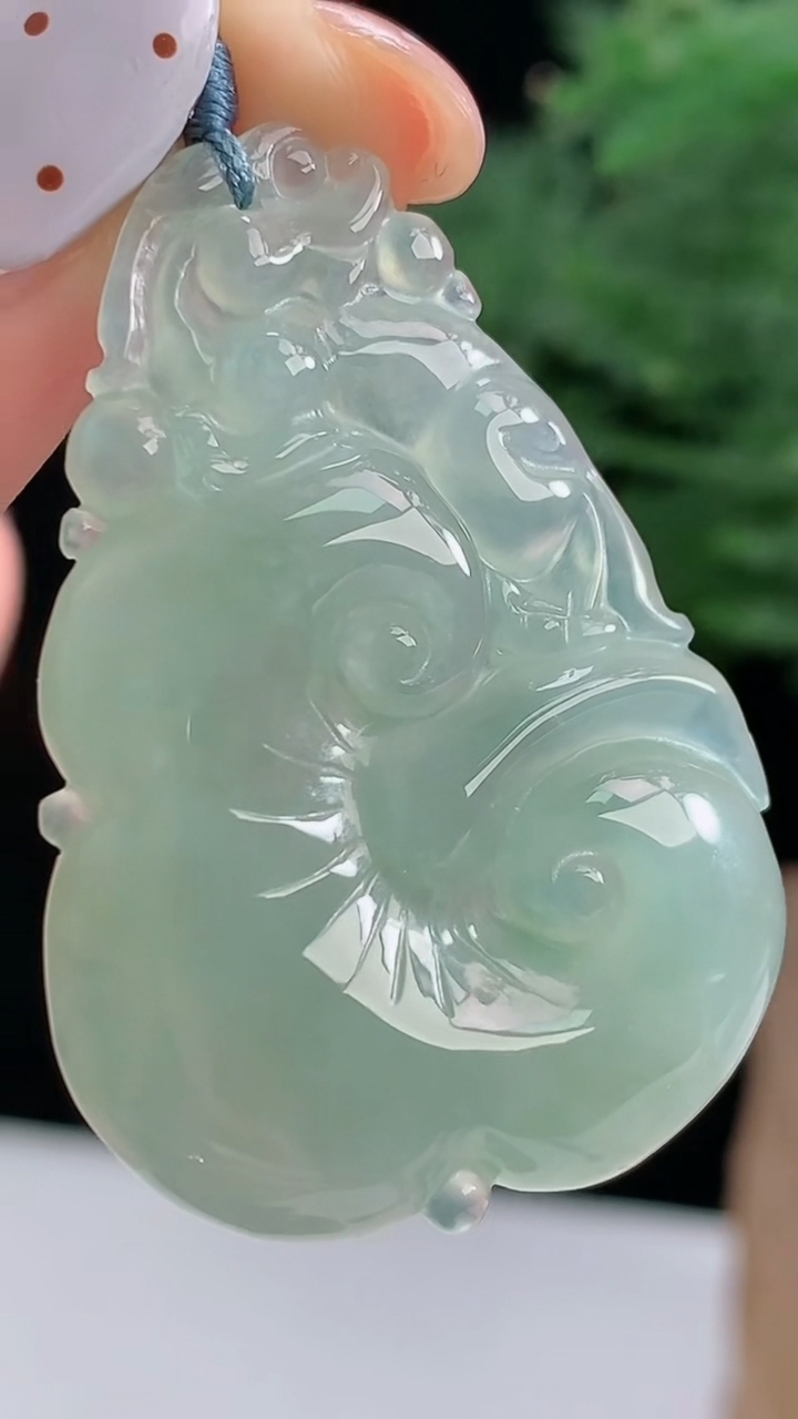 天然A货翡翠如意吊坠，尺寸42.2-28-5.2 重量:9.90g
8月14日