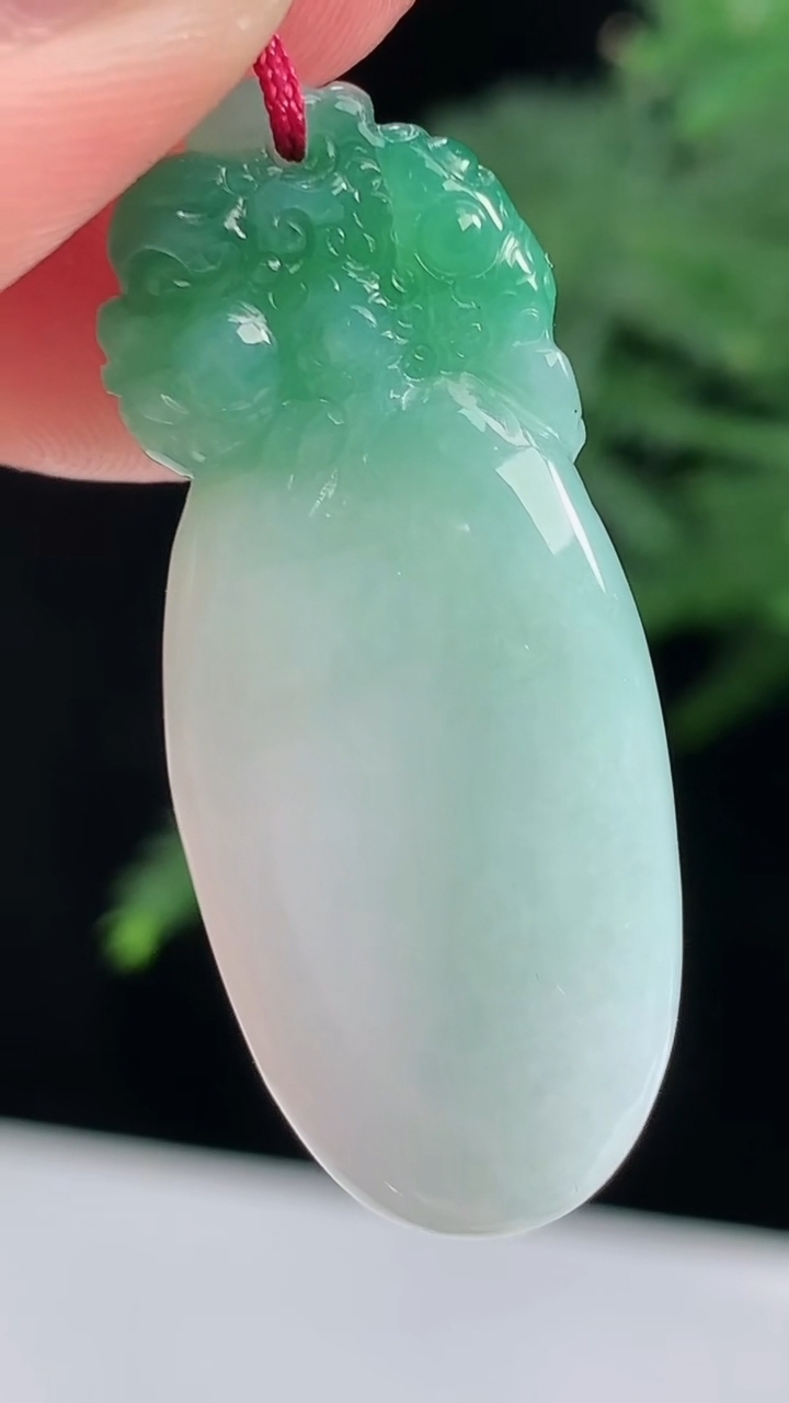 天然A货翡翠福瓜吊坠，尺寸36.6-15-7.5 重量:8.00g
8月14日