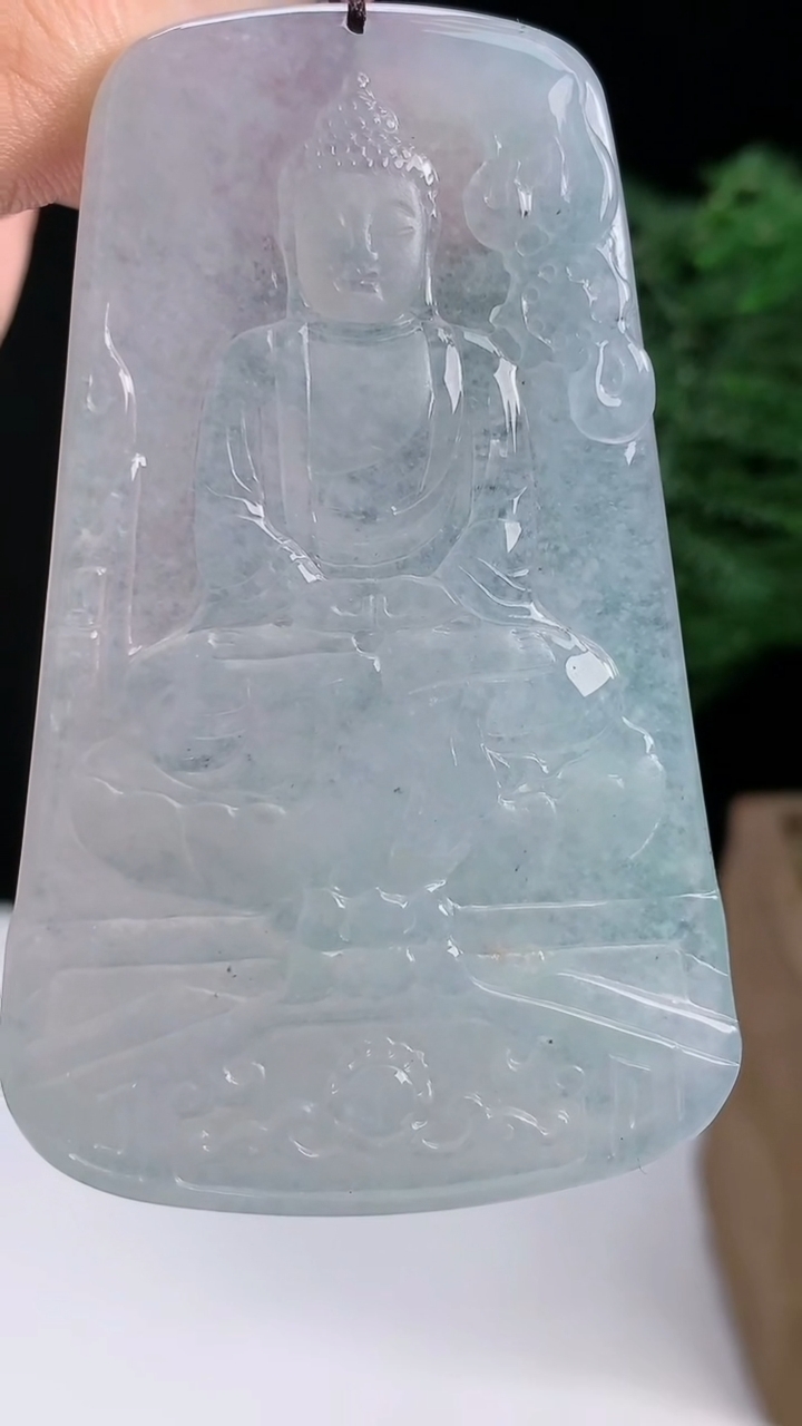 天然A货翡翠飘花大日如来佛吊坠，尺寸72-45-5.6 重量:44.96g
8月14日