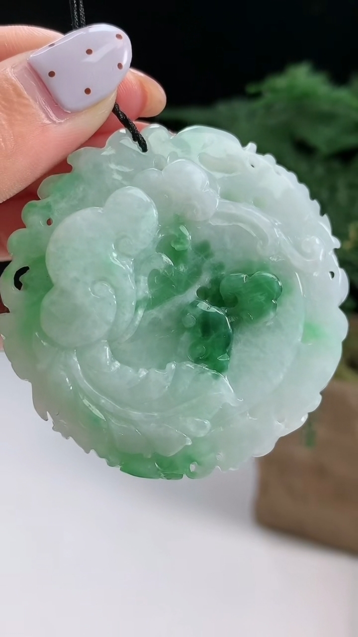 天然A货翡翠龙凤牌吊坠，尺寸52.6-14 重量:59.31g
8月14日