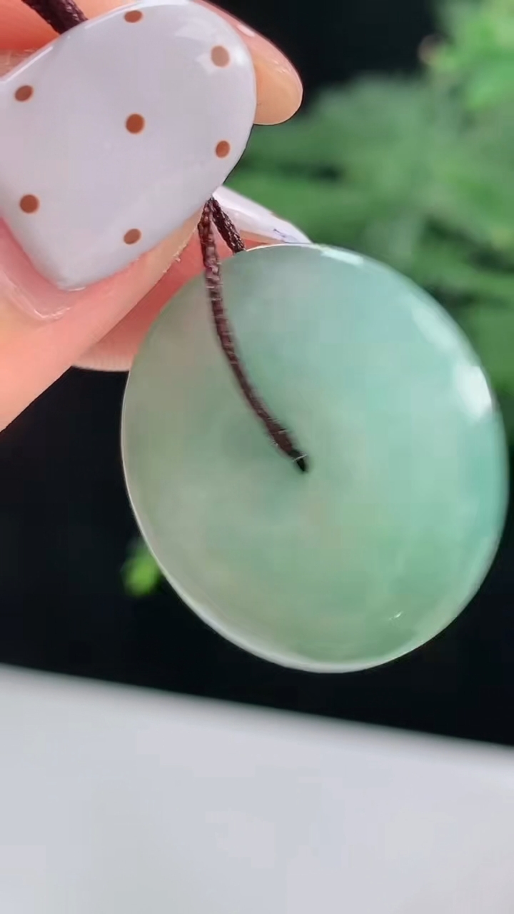 天然A货翡翠平安扣吊坠，尺寸23-5 重量:5.27g
8月14日
