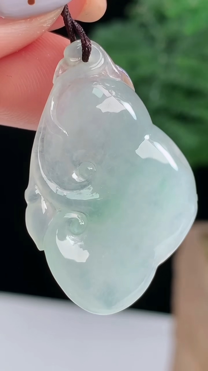 天然A货翡翠如意吊坠，尺寸34.6-23-4.8 重量:6.19g
8月14日