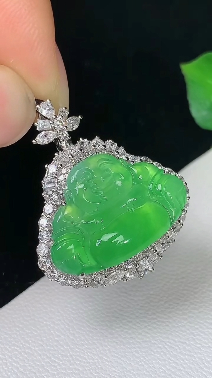 天然A货翡翠佛公吊坠，尺寸27-23-9.9，裸石13.7-20.3，重量:7.65g
8月15日