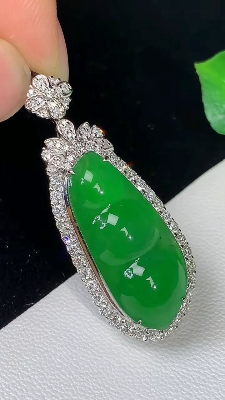 天然A货翡翠福豆吊坠，尺寸37.7-14.5-11.6，裸石23.8-10.4，重量:8.34g
8月15日