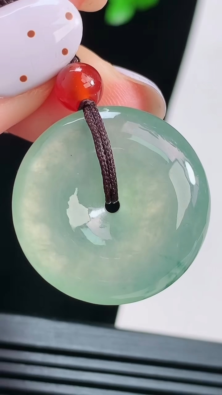 天然A货翡翠飘花平安扣吊坠，尺寸24.5-6 重量:10.77g
8月15日