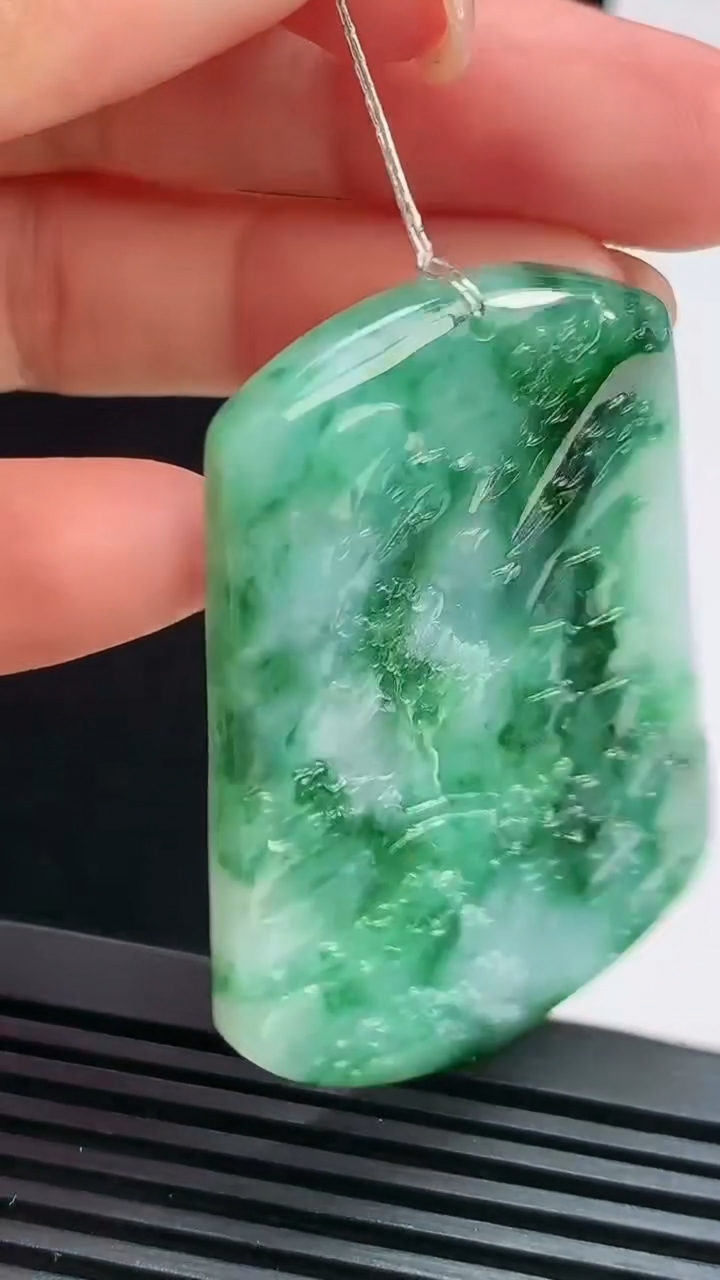 天然A货翡翠山水牌吊坠，尺寸54.2-38-6 重量:31.68g
8月15日
