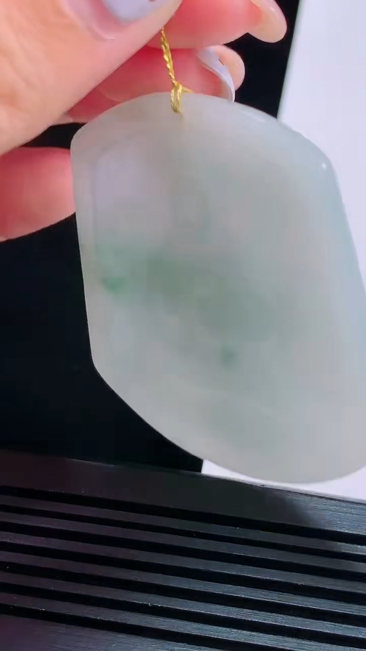 天然A货翡翠飘花虚空藏菩萨吊坠，尺寸54.5-47.5-5.2 重量:25.55g
8月15日
