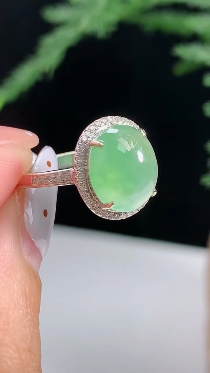 天然A货翡翠蛋面戒指，尺寸16-10-8-6.5 重量:1.92g2026年8月15日
工厂直销收藏佳品,种好水足，色泽均匀，有种有色，上手高大气！