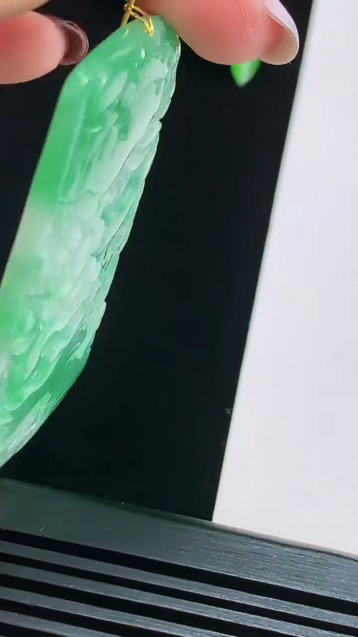 天然A货翡翠山水牌吊坠，尺寸58.5-37-5.5 重量:26.64g
8月15日