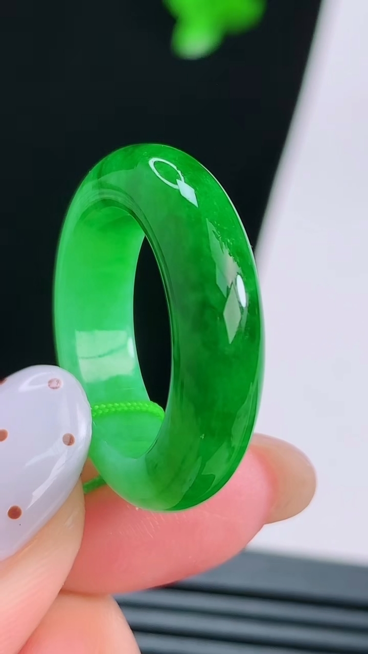 天然A货翡翠玉指环 戒指，尺寸16.3-5.5-4，重量:4.45g2026年8月15日
工厂直销收