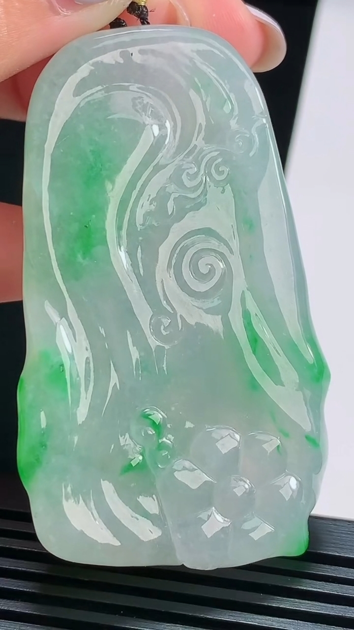 天然A货翡翠观音菩萨吊坠，尺寸64-37-11 重量:55.66g
8月15日