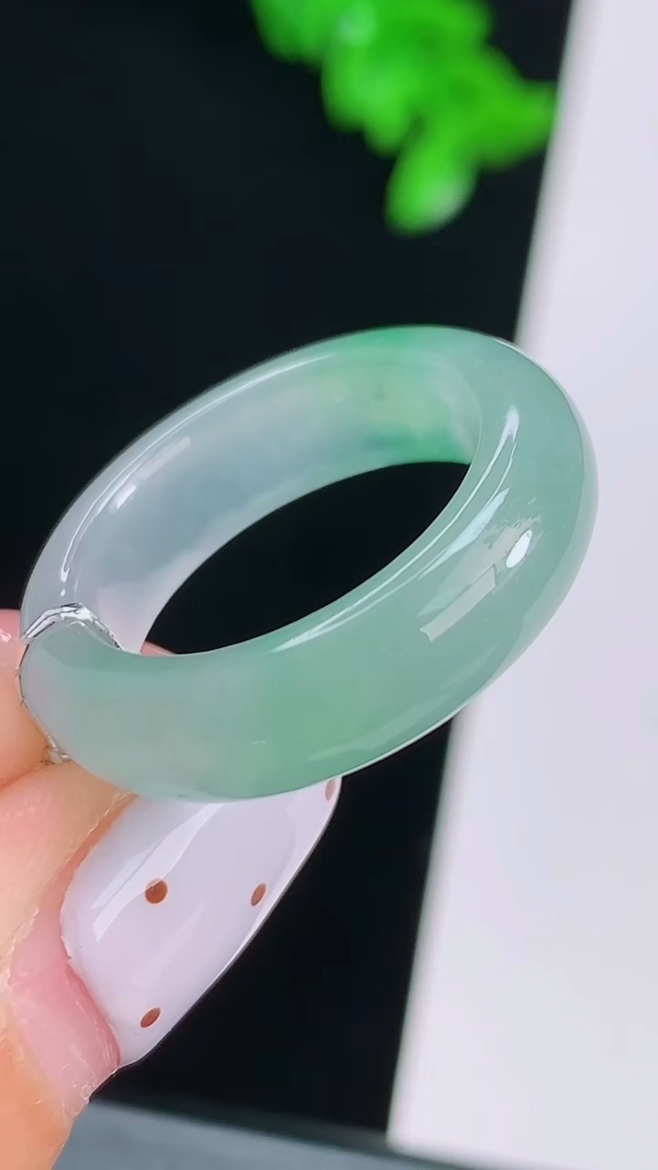 天然A货翡翠玉指环 戒指，尺寸16.2-5.6-3.5 重量:4.02g2026年8月15日
工厂直销收藏佳品,种好水足，色泽均匀，有种有色，上手高大气！