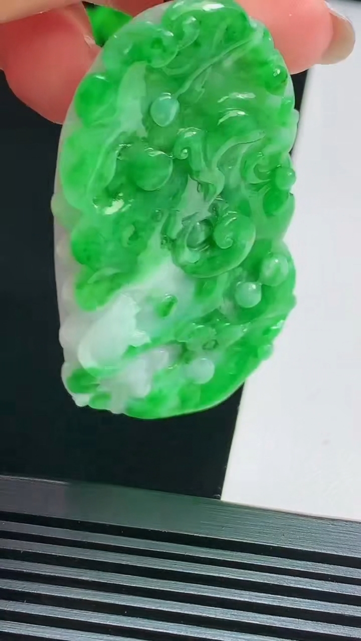 天然A货翡翠年年有余吊坠，尺寸64-36-11 重量:47.02g
8月15日