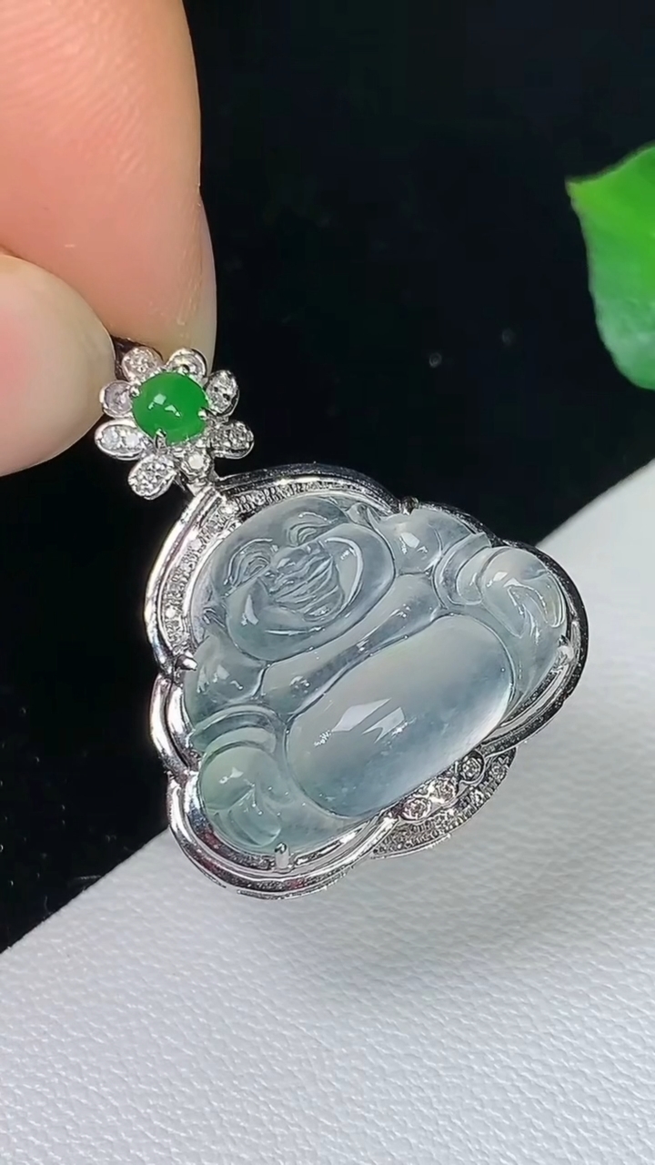 天然A货翡翠白冰佛公吊坠，尺寸25.7-20.5-8.3，裸石13.4-17.8，重量:2.90g
8月15日