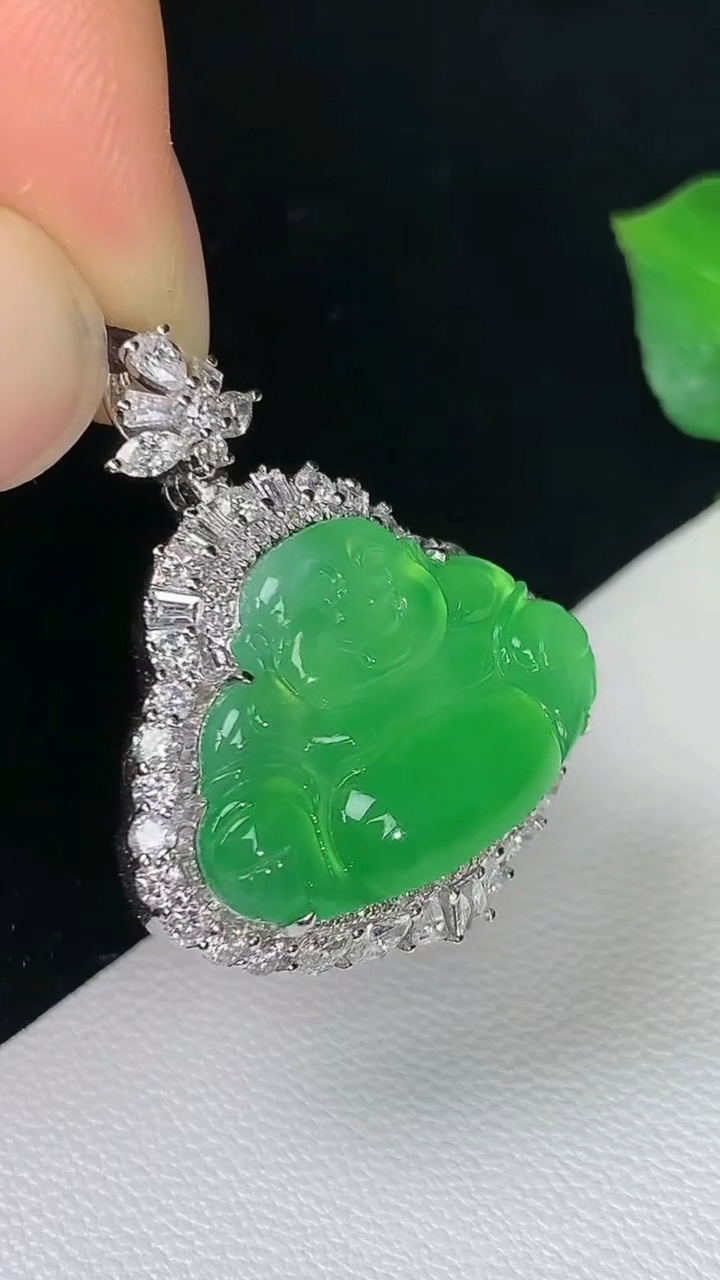 天然A货翡翠佛公吊坠，尺寸27-23-9.9，裸石13.7-20.3，重量:7.65g
8月15日
