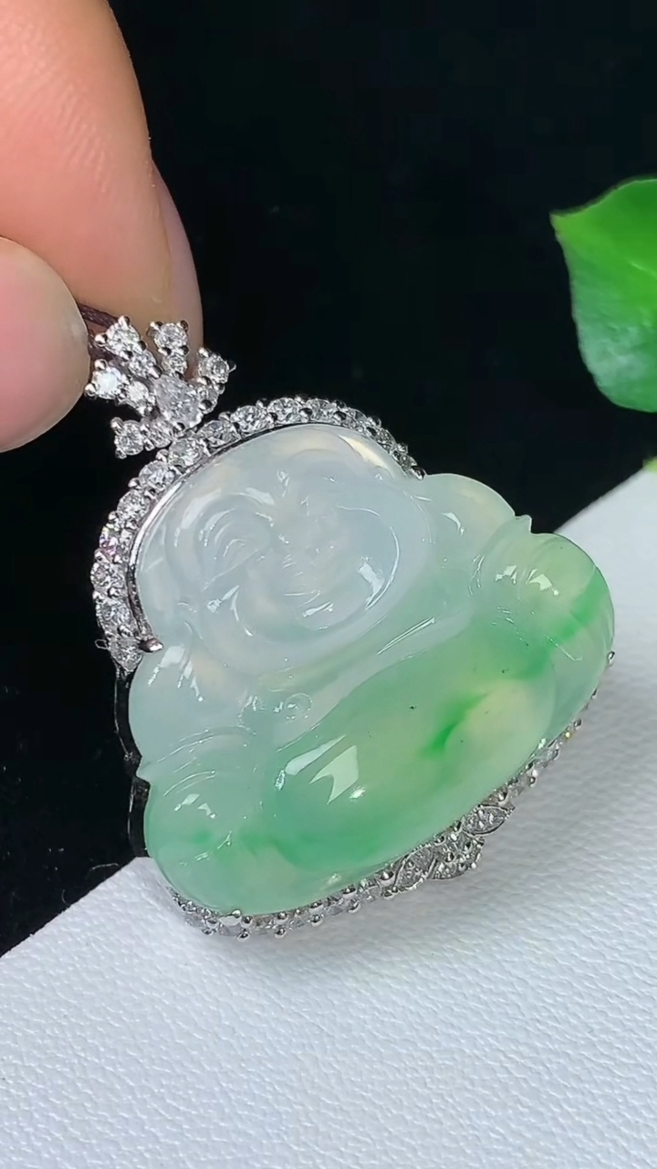 天然A货翡翠佛公吊坠，尺寸31.7-20.7-25.8-11.2，重量:10.28g
8月15日