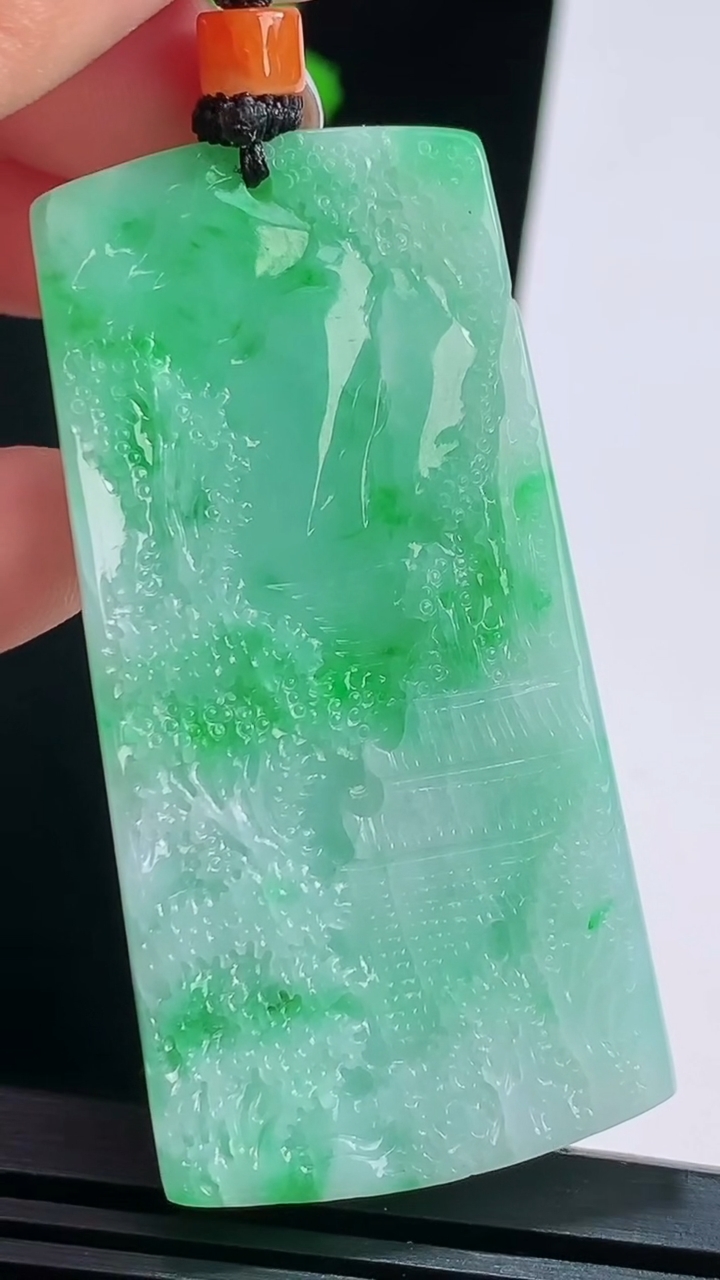 天然A货翡翠山水牌吊坠，尺寸57-29-8 重量:33.55g
8月15日