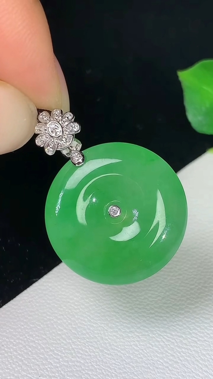天然A货翡翠平安扣吊坠，尺寸19.9-3.8，重量:3.87g
8月15日