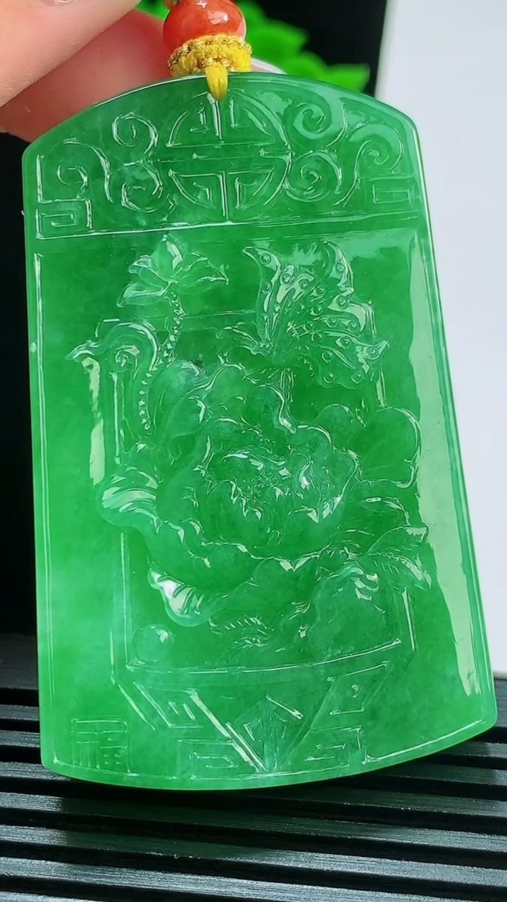 天然A货翡翠和和美美 荷花吊坠，尺寸59-37.5-8 重量:51.86g
8月15日