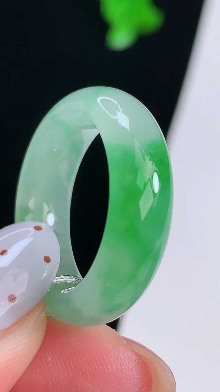 天然A货翡翠玉指环 戒指，尺寸18-6.8-4，重量:5.39g2026年8月15日
工厂直销收藏佳