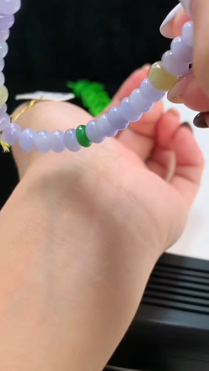 天然A货翡翠三彩算盘珠手串，尺寸7-4 重量:17.09g8月15日
工厂直销收藏佳品,种好水足，色泽均匀，有种有色，上手高大气！