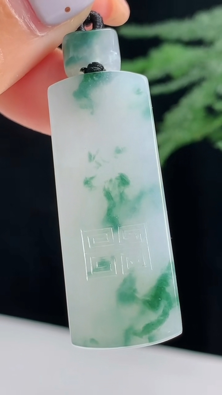 天然A货翡翠冰种飘花仿古无事牌吊坠，尺寸42-16.2-5.8 重量:13.72g
8月15日