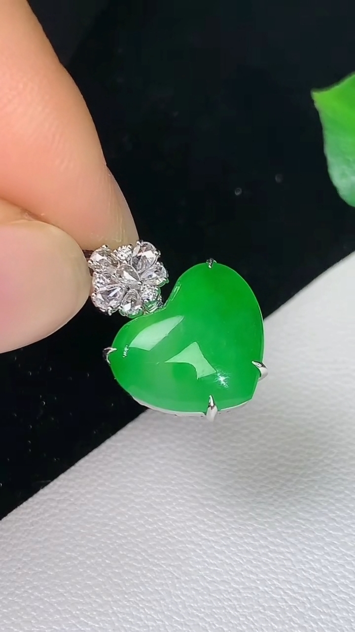 天然A货翡翠爱心吊坠，尺寸16.4-10-14-5.6，重量:2.04g
8月15日