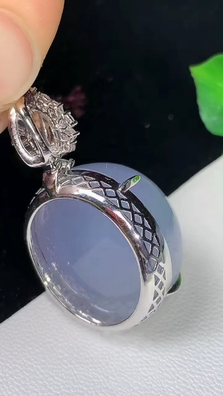 天然A货翡翠k金紫罗兰蛋面吊坠，尺寸34.5-22.4-20.7-15.8，重量:14.62g
8月15日