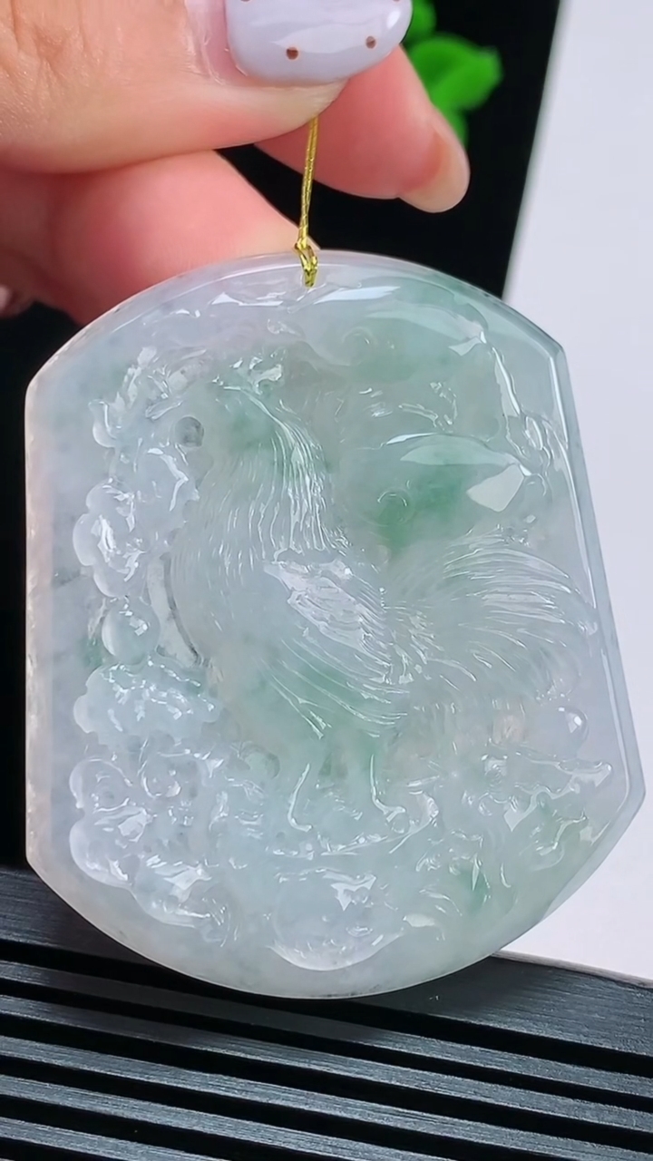天然A货翡翠飘花生肖鸡牌吊坠，尺寸52-43-5.8 重量:28.99g
8月15日
