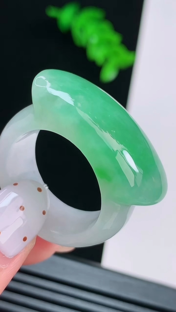 天然A货翡翠马鞍玉扳指 戒指，尺寸20-12.5-6.8 重量:14.37g2026年8月15日
工