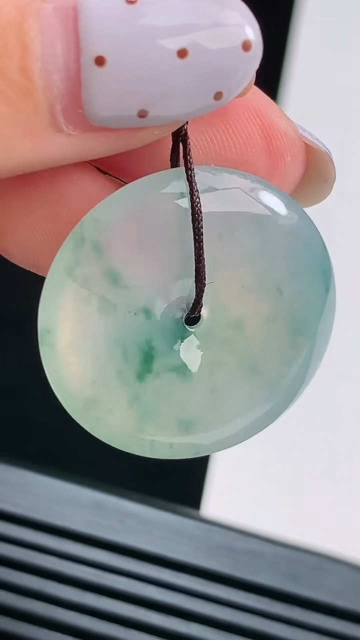 天然A货翡翠冰种飘花平安扣吊坠，尺寸27.5-4.5 重量:6.88g
8月15日